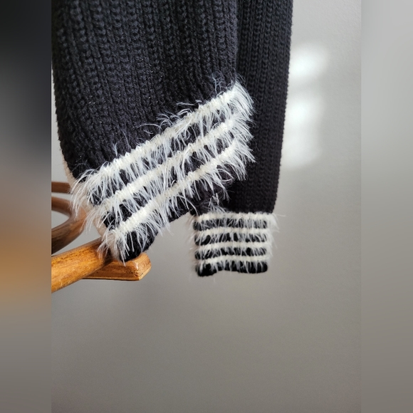 CANDIE'S | Black & White Shrug Sweater Size L - Picture 3 of 14